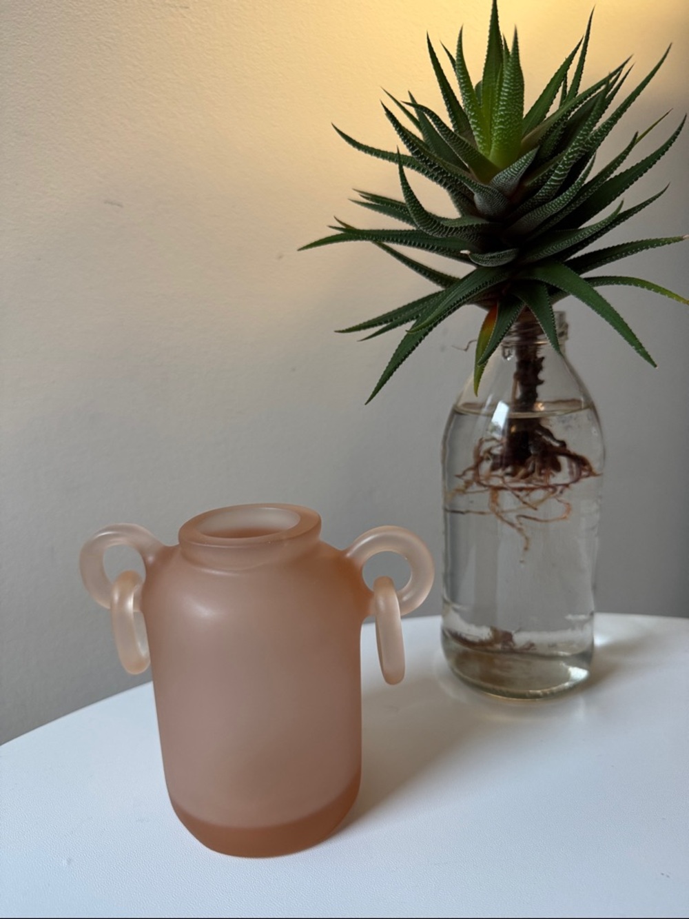 Baron y Vicario handmade resin vase with loop details